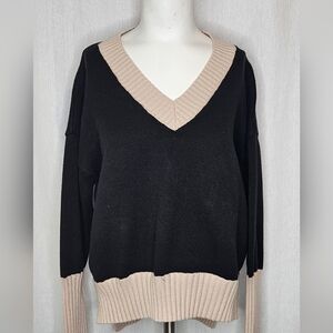 entro Black and Cream V-Neck Knit High-Low‎ Sweater Size M